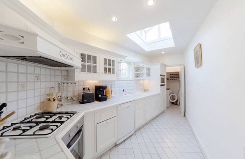 Barnes Cottage | Calm & Spacious Cottage in Barnes Village SW13, 30 Minutes from Downtown London
