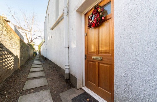 Barnes Cottage | Calm & Spacious Cottage in Barnes Village SW13, 30 Minutes from Downtown London