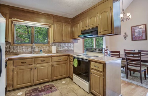 Seneca Cabin | Calm water cove at Lake Keowee near Clemson