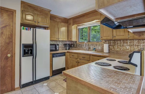 Seneca Cabin | Calm water cove at Lake Keowee near Clemson