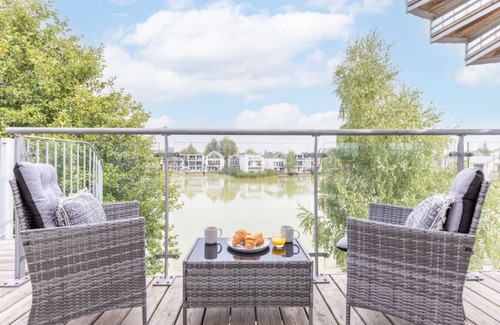 Laverton Villa | Calm Waters - HM95 - HOT TUB - Lakeside Spa Property