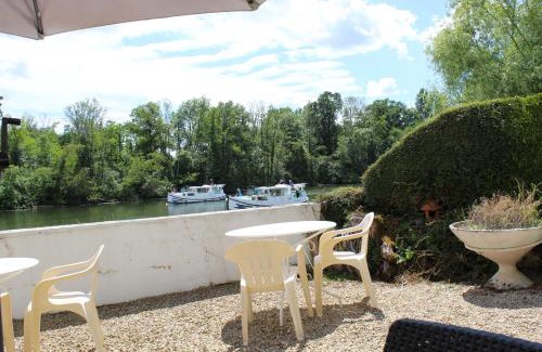 Laroche-Saint-Cydroine Bed & Breakfast | Calme au bord de l'eau