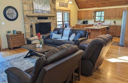 Grantville Cabin | Calming Cabin near Perry Lake