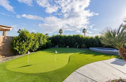 Indio House | Calypso by AvantStay Entertainer’s Paradise Pool Hot Tub Putting Green
