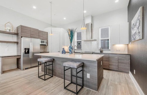 Dallas House | Cam's Cozy Luxurious Modern Home