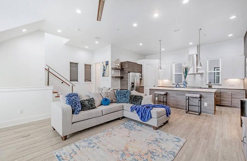 Dallas House | Cam's Cozy Luxurious Modern Home