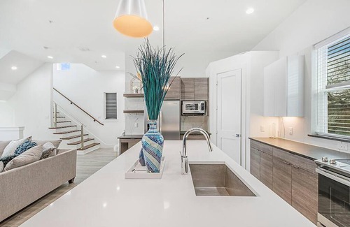 Dallas House | Cam's Cozy Luxurious Modern Home