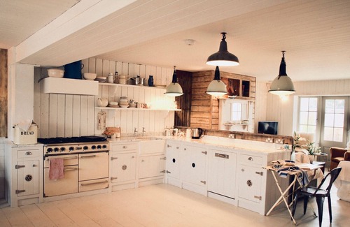 Camber House | Camber Sands. Large luxury Beach House. HEATED HOT-TUB, pet friendly.