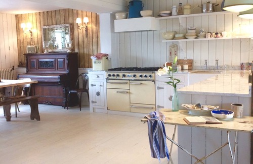 Camber House | Camber Sands. Large luxury Beach House. HEATED HOT-TUB, pet friendly.