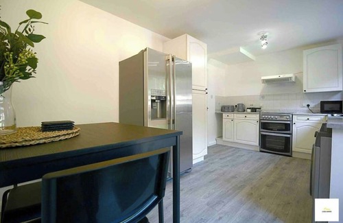 Camberley House | Camberley/Sleeps 8/Next to Hospital w/Parking