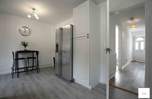 Camberley House | Camberley/Sleeps 8/Next to Hospital w/Parking