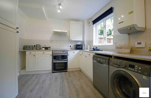 Camberley House | Camberley/Sleeps 8/Next to Hospital w/Parking