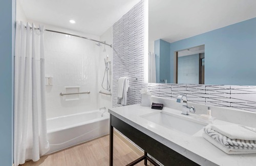 Rainey Street Historic District Hotel | Cambria Hotel Austin Downtown