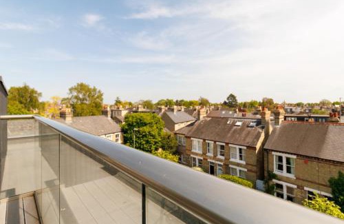 Cambridge Apartment | Cambridge 3-Bedroom Getaway with Skyline Views, Balcony & Free Parking