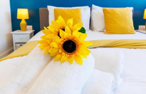 Cambridge Apartment | Cambridge 3-Bedroom Getaway with Skyline Views, Balcony & Free Parking