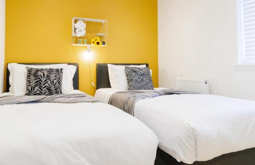 Cambridge Apartment | Cambridge 3-Bedroom Getaway with Skyline Views, Balcony & Free Parking