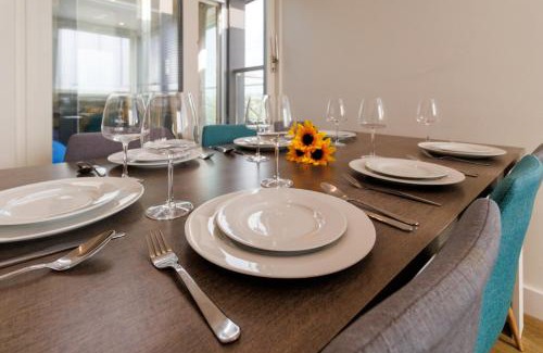 Cambridge Apartment | Cambridge 3-Bedroom Getaway with Skyline Views, Balcony & Free Parking