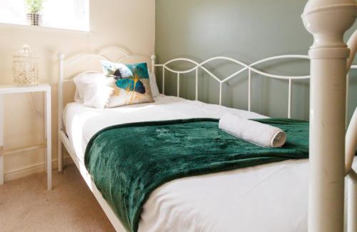 Cambridge House | Cambridge 4 Bedroom Sleeps 9 Wi-Fi Garden, LONG STAYS ACCEPTED- Orchid House