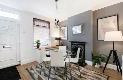 Luton House | Cambridge House - Modern 2 Bedroom House, Close to Luton Airport & Town Centre