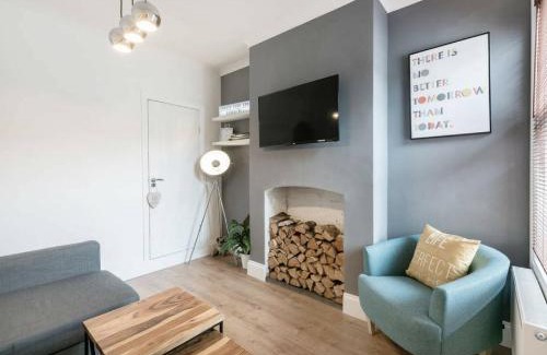 Luton House | Cambridge House - Modern 2 Bedroom House, Close to Luton Airport & Town Centre