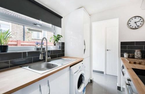 Luton House | Cambridge House - Modern 2 Bedroom House, Close to Luton Airport & Town Centre