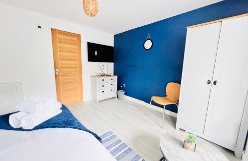 Cambridge House | Cambridge - Modern 4-BR Home with Gardens & Wi-Fi