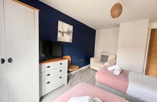 Cambridge House | Cambridge - Modern 4-BR Home with Gardens & Wi-Fi