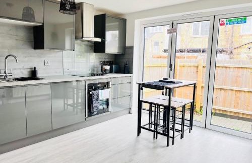 Cambridge House | Cambridge - Modern 4-BR Home with Gardens & Wi-Fi