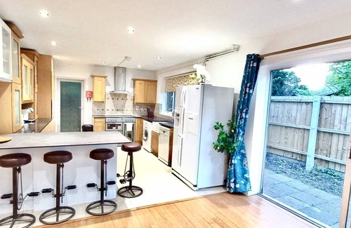 Cambridge House | CAMBRIDGE PREMIUM LUXURY 4 Bedroom Large House with Parking| 5 mins to River Cam