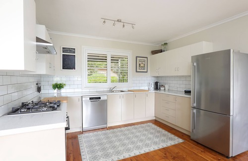 Wentworth Falls Cottage | Camellia Cottage. Quiet, Dog Friendly Haven.