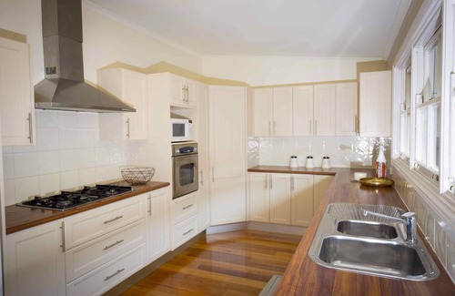 Cessnock Cottage | Camellia Cottage - Beautiful 3 bedroom cottage with gorgeous gardens - stroll to local cafes!