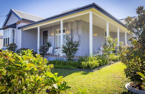 Cessnock Cottage | Camellia Cottage - Beautiful 3 bedroom cottage with gorgeous gardens - stroll to local cafes!