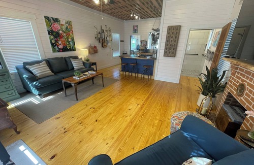 Monticello Cottage | Camellia Cottage - wheelchair friendly