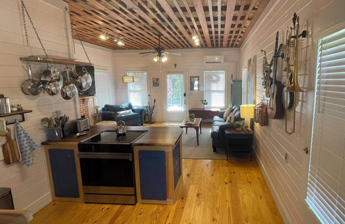 Monticello Cottage | Camellia Cottage - wheelchair friendly
