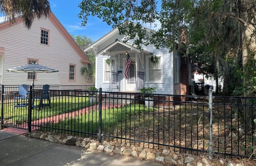 Monticello Cottage | Camellia Cottage - wheelchair friendly