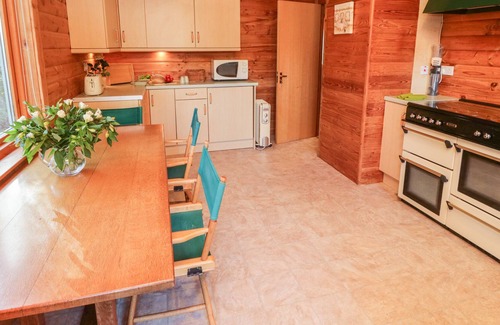 Ebford Cottage | CAMELLIAS AT MAGNOLIA LAKE, pet friendly, with a garden in Dawlish