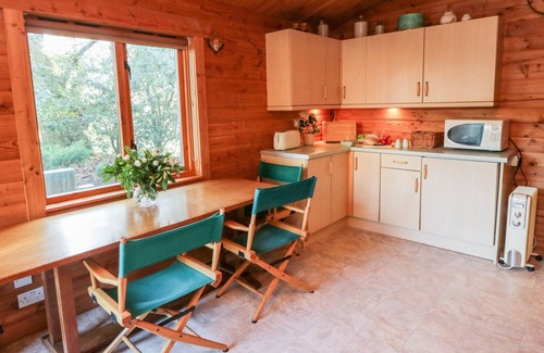 Ebford Cottage | CAMELLIAS AT MAGNOLIA LAKE, pet friendly, with a garden in Dawlish