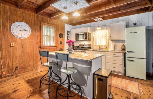 Ellijay Cottage | Cameo Cottage- Storybook 2 Bedroom/2 Bath Mountain Getaway