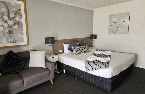 West Wyalong Hotel | Cameo Inn Motel