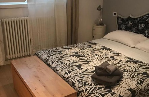Lucca Historical Center House | camera con bagno privato e parcheggio