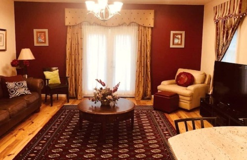 Winchester House | Cameron Charmer pristine downtown apt with double master suites