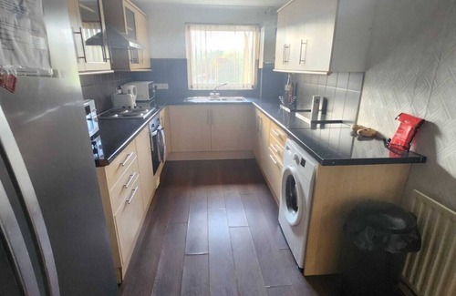 Chatham Apartment | Cameron close 3 bedroom apartment free parking free WiFi