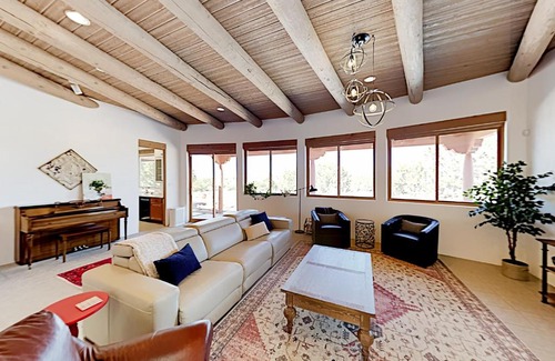 Canoncito House | Camino Oasis