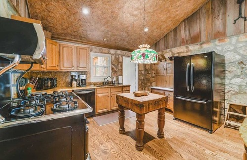 Blanco House | Camp Blanco | 18-Acre Ranch + Game Barn