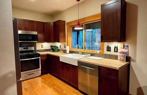 Dorrington Cabin | Camp Coffey - Perfect for Families & Dog-friendly!