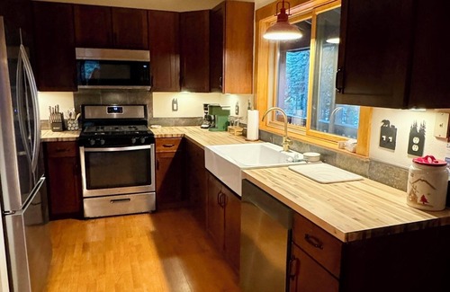 Dorrington Cabin | Camp Coffey - Perfect for Families & Dog-friendly!