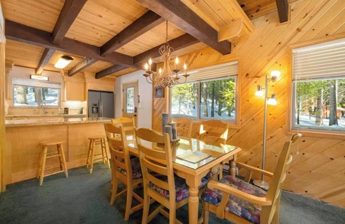 Dorrington Cabin | Camp Connell Cabin: Pet & Family-Friendly & Fully Stocked