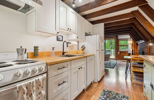 Center Conway House | Camp Conway | Hot Tub | A-Frame | New Kitchen | AC