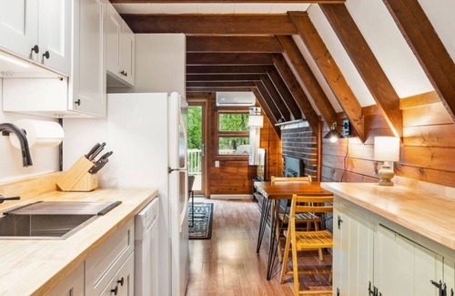 Center Conway House | Camp Conway | Hot Tub | A-Frame | New Kitchen | AC