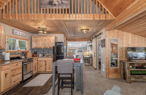 Ardenvoir Cabin | Camp David-12% Off Last Minute, Hot Tub, Deck, BBQ